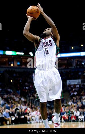 Februar 2010 Milwaukee, WI. Bradley Center. Milwaukee Bucks John Salmons #15 machte seine erste Ausstrahlung als Milwaukee Buck heute Abend zu Hause, Salmons hatte 19 Punkte und 7 Assists. Milwaukee Buck gewann 93:88. Mike McGinnis/CSM(Bild: © Mike McGinnis/Cal Sport Media/ZUMApress.com) Stockfoto