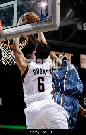 Februar 2010 Milwaukee, WI. Bradley Center. Milwaukee Bucks Andrew Bogut #6 hatte 18 Punkte und 13 Rebounds, um den Bucks zum Sieg zu verhelfen. Milwaukee Buck gewann gegen die Charlotte Bobcats 93-88. Mike McGinnis/CSM(Bild: © Mike McGinnis/Cal Sport Media/ZUMApress.com) Stockfoto