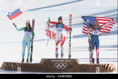 Februar 2010 - Whistler, BC, Kanada - WHISTLER, BC: 20. FEBRUAR 2010: die österreichische Skirennläuferin Andrea Fischbacher (MITTE) feiert ihre Goldmedaille mit der Silbermedaillengewinnerin Tina Maze aus Slowenien (LINKS) und Lindsey Vonn (RECHTS) aus den USA im Super-G der Damen in Whistler Creekside in Whistler, BC, während der Olympischen Spiele 2010 am Samstag, den 20. Februar 2010. (Peter J. Thompson / Canwest News Service) CNS-OLY-SKI (Foto: © CanWest/ZUMApress.com) Stockfoto