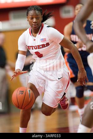 21. Februar 2010: Rutgers' Garde Erica Wheeler (3) schiebt den Ball in der ersten Halbzeit während eines Basketballspiels der Big East Conference zwischen den Rutgers Scarlet Knights und den Syracuse Orange im Louis Brown Athletic Center (The RAC) in Piscataway, New Jersey. Syracuse besiegte Rutgers 76-45. (Foto: © Duncan Williams/Cal Sport Media/ZUMApress.com) Stockfoto