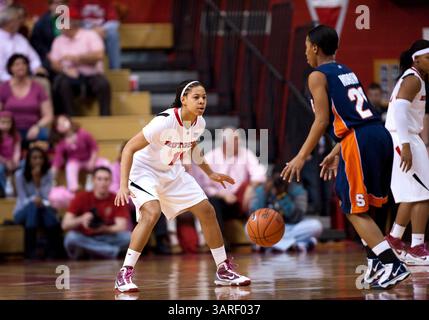 21. Februar 2010: Nikki Speed (11) verteidigt Syracuse-Garde Erica Morrow (21) während eines Basketballspiels der Big East Conference zwischen den Rutgers Scarlet Knights und den Syracuse Orange im Louis Brown Athletic Center (The RAC) in Piscataway, New Jersey. Syracuse besiegte Rutgers 76-45. (Foto: © Duncan Williams/Cal Sport Media/ZUMApress.com) Stockfoto