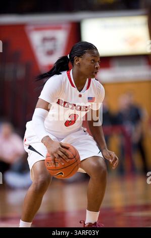 21. Februar 2010: Rutgers' Garde Erica Wheeler (3) schiebt den Ball in der ersten Halbzeit während eines Basketballspiels der Big East Conference zwischen den Rutgers Scarlet Knights und den Syracuse Orange im Louis Brown Athletic Center (The RAC) in Piscataway, New Jersey. Syracuse besiegte Rutgers 76-45. (Foto: © Duncan Williams/Cal Sport Media/ZUMApress.com) Stockfoto