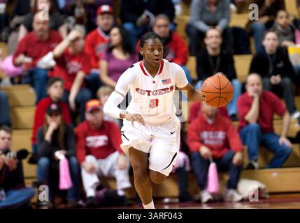 21. Februar 2010: Rutgers' Garde Erica Wheeler (3) schiebt den Ball in der ersten Halbzeit während eines Basketballspiels der Big East Conference zwischen den Rutgers Scarlet Knights und den Syracuse Orange im Louis Brown Athletic Center (The RAC) in Piscataway, New Jersey. Syracuse besiegte Rutgers 76-45. (Foto: © Duncan Williams/Cal Sport Media/ZUMApress.com) Stockfoto