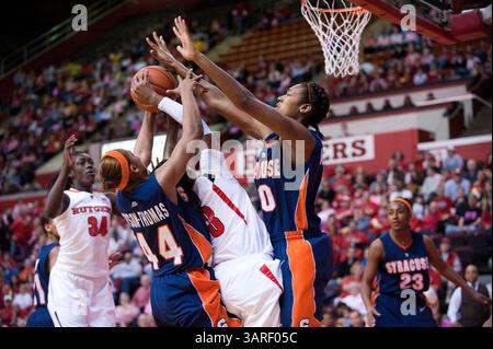21. Februar 2010: Rutgers' Garde Erica Wheeler (3) wird von Syracuse-Verteidigern in der ersten Halbzeit während eines Basketballspiels der Big East Conference zwischen den Rutgers Scarlet Knights und den Syracuse Orange im Louis Brown Athletic Center (The RAC) in Piscataway, New Jersey angegriffen. Syracuse besiegte Rutgers 76-45. (Foto: © Duncan Williams/Cal Sport Media/ZUMApress.com) Stockfoto