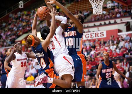 21. Februar 2010: Rutgers' Garde Erica Wheeler (3) wird von Syracuse-Verteidigern in der ersten Halbzeit während eines Basketballspiels der Big East Conference zwischen den Rutgers Scarlet Knights und den Syracuse Orange im Louis Brown Athletic Center (The RAC) in Piscataway, New Jersey angegriffen. Syracuse besiegte Rutgers 76-45. (Foto: © Duncan Williams/Cal Sport Media/ZUMApress.com) Stockfoto