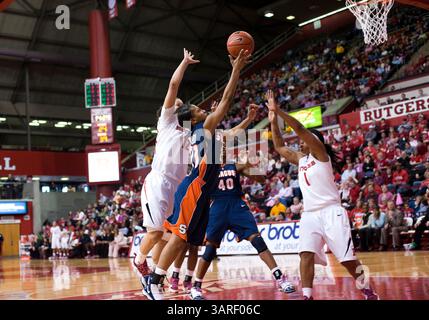21. Februar 2010: Syrakus-Wärterin Erica Morrow (21) schießt zwei ihrer 17 Punkte in der zweiten Halbzeit während eines Basketballspiels der Big East Conference zwischen den Rutgers Scarlet Knights und den Syracuse Orange im Louis Brown Athletic Center (The RAC) in Piscataway, New Jersey. Syracuse besiegte Rutgers 76-45. (Foto: © Duncan Williams/Cal Sport Media/ZUMApress.com) Stockfoto