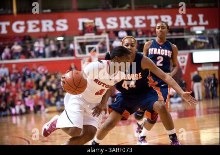 21. Februar 2010: Rutgers' Garde Erica Wheeler (3) dringt in der ersten Halbzeit während eines Basketballspiels der Big East Conference zwischen den Rutgers Scarlet Knights und den Syracuse Orange im Louis Brown Athletic Center (The RAC) in Piscataway (New Jersey) in den Korb ein. Syracuse besiegte Rutgers 76-45. (Foto: © Duncan Williams/Cal Sport Media/ZUMApress.com) Stockfoto