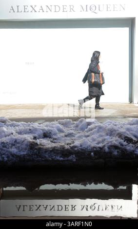 11. Februar 2010: Manhattan, New York, USA: Alexander McQueen wurde tot in seinem Londoner Haus aufgefunden, nachdem er sich selbst getötet hatte. (Kreditbild: © Bryan Smith/ZUMA Press) EINSCHRÄNKUNGEN: * New York City Newspapers Rights OUT * Stockfoto