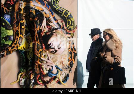 11. Februar 2010 – Manhattan, New York, USA – Menschen gehen an der Alexander McQueen Boutique im Meatpacking District vorbei, als Designer Alexander McQueen tot in seinem Londoner Haus aufgefunden wurde, nachdem er sich angeblich selbst getötet hatte. (Kreditbild: © Bryan Smith/ZUMA Press) EINSCHRÄNKUNGEN: * New York City Newspapers Rights OUT * Stockfoto
