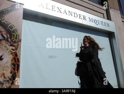 11. Februar 2010 – Manhattan, New York, USA – Menschen gehen an der Alexander McQueen Boutique im Meatpacking District vorbei, als Designer Alexander McQueen tot in seinem Londoner Haus aufgefunden wurde, nachdem er sich angeblich selbst getötet hatte. (Kreditbild: © Bryan Smith/ZUMA Press) EINSCHRÄNKUNGEN: * New York City Newspapers Rights OUT * Stockfoto