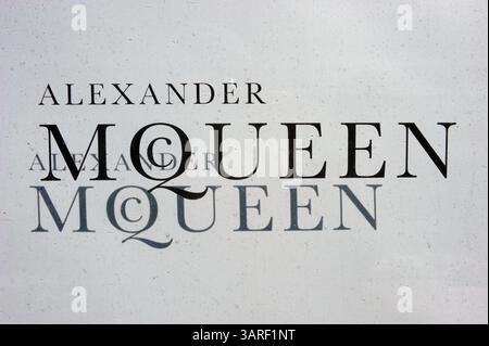11. Februar 2010: Manhattan, New York, USA: Alexander McQueen wurde tot in seinem Londoner Haus aufgefunden, nachdem er sich selbst getötet hatte. 1 (Foto: © Bryan Smith/ZUMA Press) EINSCHRÄNKUNGEN: * New York City Newspapers Rights OUT * Stockfoto