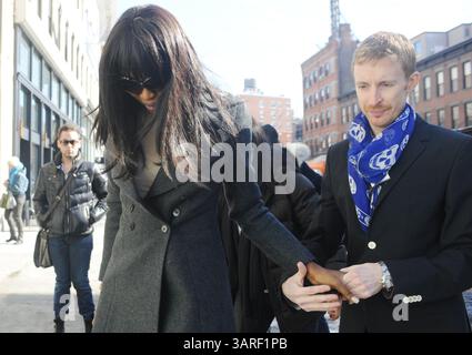 11. Februar 2010 – Manhattan, New York, USA – Model NAOMI CAMPBELL kommt in die Alexander McQueen Boutique im Meatpacking District, als Designer Alexander McQueen tot in seinem Londoner Haus aufgefunden wurde, nachdem er sich angeblich selbst getötet hatte. (Kreditbild: © Bryan Smith/ZUMA Press) EINSCHRÄNKUNGEN: * New York City Newspapers Rights OUT * Stockfoto