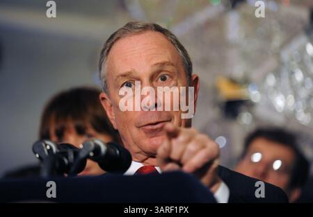 Februar 2010 - Manhattan, New York, USA - Bürgermeister MICHAEL BLOOMBERG kündigt auf einer Pressekonferenz im Times Square Information Center die Pilotinitiative Green Light for Midtown an, um den Verkehr und die Sicherheit am Times Square und am Herald Square zu verbessern. (Kreditbild: © Bryan Smith/ZUMA Press) EINSCHRÄNKUNGEN: * New York City Newspapers Rights OUT * Stockfoto
