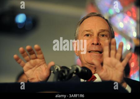 Februar 2010 - Manhattan, New York, USA - Bürgermeister MICHAEL BLOOMBERG kündigt auf einer Pressekonferenz im Times Square Information Center die Pilotinitiative Green Light for Midtown an, um den Verkehr und die Sicherheit am Times Square und am Herald Square zu verbessern. (Kreditbild: © Bryan Smith/ZUMA Press) EINSCHRÄNKUNGEN: * New York City Newspapers Rights OUT * Stockfoto