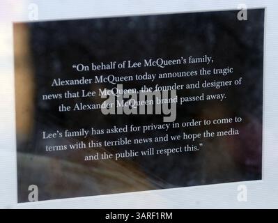 11. Februar 2010 – Manhattan, New York, USA – Mitarbeiter platzieren ein Schild im Fenster der Alexander McQueen Boutique im Meatpacking District, als Designer Alexander McQueen tot in seinem Londoner Haus aufgefunden wurde, nachdem er sich angeblich selbst getötet hatte. (Kreditbild: © Bryan Smith/ZUMA Press) EINSCHRÄNKUNGEN: * New York City Newspapers Rights OUT * Stockfoto