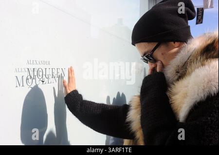 11. Februar 2010 – Manhattan, New York, USA – Ein Trauer hält vor der Alexander McQueen Boutique im Meatpacking District inne, als der Designer Alexander McQueen tot in seinem Londoner Haus aufgefunden wurde, nachdem er sich angeblich selbst getötet hatte. (Kreditbild: © Bryan Smith/ZUMA Press) EINSCHRÄNKUNGEN: * New York City Newspapers Rights OUT * Stockfoto
