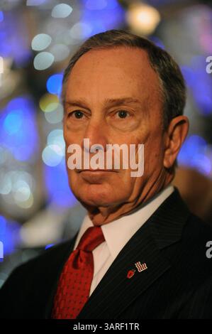 Februar 2010 - Manhattan, New York, USA - Bürgermeister MICHAEL BLOOMBERG kündigt auf einer Pressekonferenz im Times Square Information Center die Pilotinitiative Green Light for Midtown an, um den Verkehr und die Sicherheit am Times Square und am Herald Square zu verbessern. (Kreditbild: © Bryan Smith/ZUMA Press) EINSCHRÄNKUNGEN: * New York City Newspapers Rights OUT * Stockfoto