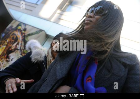 11. Februar 2010 – Manhattan, New York, USA – Model NAOMI CAMPBELL verlässt die Alexander McQueen Boutique im Meatpacking District, als Designer Alexander McQueen tot in seinem Londoner Haus aufgefunden wurde, nachdem er sich angeblich selbst getötet hatte. (Kreditbild: © Bryan Smith/ZUMA Press) EINSCHRÄNKUNGEN: * New York City Newspapers Rights OUT * Stockfoto