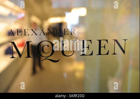 11. Februar 2010: Manhattan, New York, USA: Alexander McQueen wurde tot in seinem Londoner Haus aufgefunden, nachdem er sich selbst getötet hatte. (Kreditbild: © Bryan Smith/ZUMA Press) EINSCHRÄNKUNGEN: * New York City Newspapers Rights OUT * Stockfoto