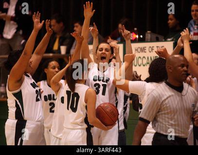 Februar 2010 - New Port Richey, Florida, USA - KERI WIGINTON | Times. PT 318371 WIGI bball (02/11/2010 New Port Richey) Colleen McAuliffe feiert mit ihrem Team, nachdem sie am Donnerstag, den 11. Februar 2010, die Wiregrass Ranch 67-27 in Gulf besiegt haben. (Kreditbild: © St. Petersburg Times/ZUMApress.com) Stockfoto