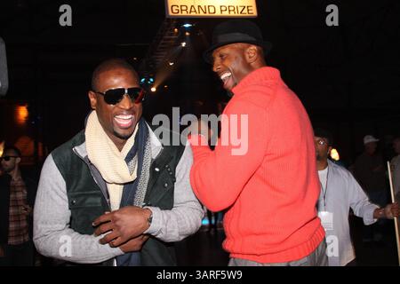 Februar 2010 - Dallas, Texas, USA - die Miami-Hits DWYANE WADE und der pensionierte Spieler ALONZO MOURNING teilen sich einen Lachen während der 5. Jährlichen 8-Ball-Challenge von Zo & Magic in der Fair Park Centenial Hall. (Kreditbild: © Omar Vega/ZUMA Press) Stockfoto