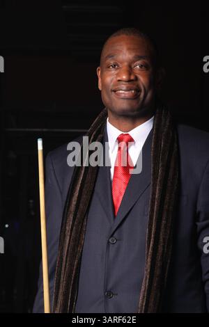 Februar 2010: Dallas, Texas, USA, ehemaliger NBA-Spieler, DIKEMBE MUTOMBO, der Houston Rockets bei der 5. Jährlichen 8-Ball-Challenge von Zo & Magic in der Fair Park Centenial Hall. (Kreditbild: © Omar Vega/ZUMA Press) Stockfoto