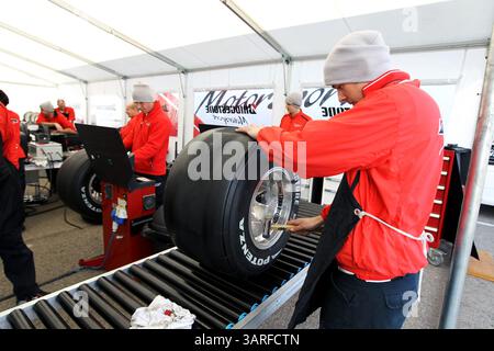 31. Januar 2010 - Valencia, Spanien - Bridgestone Ingenieure, Formel-1-Tests, Vorbereitungen. (Vermerk: © Sutton Motorsports/ZUMApress.com) Stockfoto