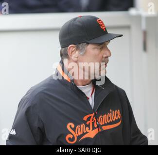 17. Mai 2010: San Diego, Kalifornien, USA - MLB Baseball - San Francisco Giants Manager BRUCE BOCHE wartet auf den Beginn des Spiels zwischen den Giants und den San Diego Padres im Petco Park in San Diego. Die Padres gewannen 3-1 mit Clayton Richard den Sieger Pitcher. (Bild: © Roger Williams/ZUMApress.com) Stockfoto