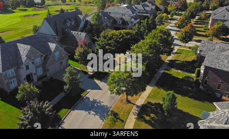 Aus der Vogelperspektive auf das Vorstadtviertel in der Nähe eines Golfplatzes in Chicago. Stockfoto