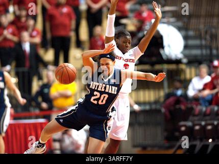 1. Februar 2010: Erica Wheeler (3) bezwingt Notre Dame Ashley Barlow (20), um während eines Basketballspiels der Big East Conference zwischen den Rutgers Scarlet Knights und den Notre Dame Fighting Irish im Louis Brown Athletic Center (The RAC) in Piscataway, New Jersey, zu verlieren. Notre Dame besiegte Ruters 75-63. (Bild: © Duncan Williams/Cal Sport Media/ZUMApress.com) Stockfoto