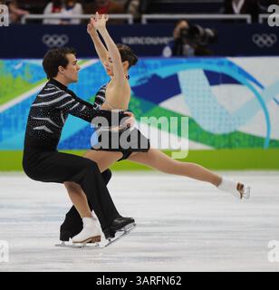 Februar 2010 - Vancouver, BC, Kanada - VANCOUVER, BC: 14. FEBRUAR 2010 – Jessica Dube und ihre Partnerin Bryce Davison aus Kanada treten am Vancouver 2010 Olympischen Eiskunstlauf-Paar-Kurzprogramm im Pacific Coliseum in Vancouver, BC, am Sonntag, den 14. Februar 2010 an. (Jason Payne / Canwest News Service) CNS-0LY-FIGSKATE (Kreditbild: © CanWest/ZUMApress.com) Stockfoto