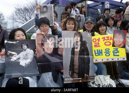 April 2004: Tokio, Japan: Japanische Fans des südkoreanischen Schauspielers Bae Yong Joon. (Bild: © Hitoshi Yamada/ZUMA Press) Stockfoto