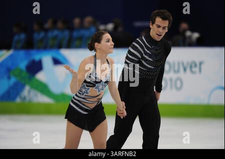Februar 2010 - Vancouver, BC, Kanada - VANCOUVER, BC: 14. FEBRUAR 2010 – Jessica Dube zeigt Frustration über den Sturz und ihre Partnerin Bryce Davison aus Kanada verlassen das Eis, nachdem sie am Sonntag, den 14. Februar 2010, am Vancouver 2010 Olympischen Eiskunstlauf-Paar-Kurzprogramm im Pacific Coliseum in Vancouver, BC, teilgenommen hatten. (Jason Payne / Canwest News Service) CNS-0LY-FIGSKATE (Kreditbild: © CanWest/ZUMApress.com) Stockfoto