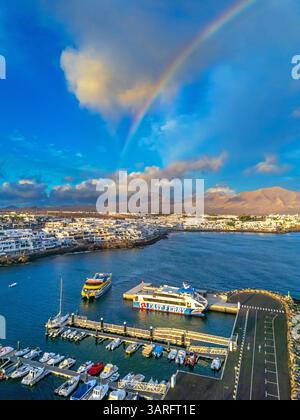 Lanzarote. Kanarische Inseln, Spanien. 02.02.2025 atemberaubender Regenbogen über Playa Blanca, aufgenommen bei Sonnenuntergang. Februar 2025. Stockfoto