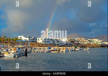 Lanzarote. Kanarische Inseln, Spanien. 02.02.2025 atemberaubender Regenbogen über Playa Blanca, aufgenommen bei Sonnenuntergang. Februar 2025. Stockfoto