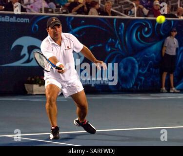 22. Februar 2010: Delray Beach, Florida, USA: JOHAN KRIEK, bekannter südafrikanischer Tennisspieler, der in seiner Karriere vierzehn Einzel- und acht Doppel-Titel gewann. Hier im Kampf gegen Tennislegende John McEnroe bei den Delray Beach International Tennis Championships (ITC) 2010 im Delray Beach Stadium & Tennis Center, wo er mit 6:2, 6:2. (Bild: © Arnold Drapkin/ZUMA Press) Stockfoto