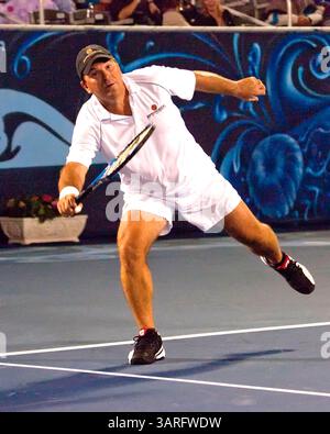 22. Februar 2010: Delray Beach, Florida, USA: JOHAN KRIEK, bekannter südafrikanischer Tennisspieler, der in seiner Karriere vierzehn Einzel- und acht Doppel-Titel gewann. Hier im Kampf gegen Tennislegende John McEnroe bei den Delray Beach International Tennis Championships (ITC) 2010 im Delray Beach Stadium & Tennis Center, wo er mit 6:2, 6:2. (Bild: © Arnold Drapkin/ZUMA Press) Stockfoto