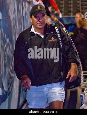 22. Februar 2010: Delray Beach, Florida, USA: JOHAN KRIEK, bekannter südafrikanischer Tennisspieler, der in seiner Karriere vierzehn Einzel- und acht Doppel-Titel gewann. Hier im Kampf gegen Tennislegende John McEnroe bei den Delray Beach International Tennis Championships (ITC) 2010 im Delray Beach Stadium & Tennis Center, wo er mit 6:2, 6:2. (Bild: © Arnold Drapkin/ZUMA Press) Stockfoto