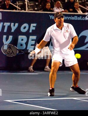 22. Februar 2010: Delray Beach, Florida, USA: JOHAN KRIEK, bekannter südafrikanischer Tennisspieler, der in seiner Karriere vierzehn Einzel- und acht Doppel-Titel gewann. Hier im Kampf gegen Tennislegende John McEnroe bei den Delray Beach International Tennis Championships (ITC) 2010 im Delray Beach Stadium & Tennis Center, wo er mit 6:2, 6:2. (Bild: © Arnold Drapkin/ZUMA Press) Stockfoto