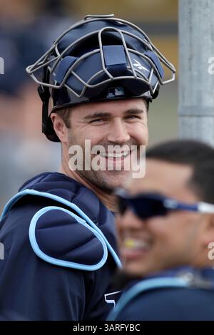 Februar 2010 - Port Charlotte, Florida, USA - JAMES BORCHUCK | Times. OT 317827 BORC Rays 8 (23.02.10) Kelly Shoppach lacht mit Dioner Navarro, rechts, im Charlotte Sports Park in Port Charlotte Dienstag, 23. Februar 2010. [JAMES BORCHUCK, Times] (Foto: © St. Petersburg Times/ZUMApress.com) Stockfoto