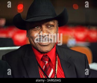 Boxer Smokin Joe Frazier starb nach einem Kampf mit Leberkrebs. Joseph William „Joe“ Frazier (* 12. Januar 1944 bis 7. November 2011) war ein ehemaliger Olympiasieger und unangefochtener Boxweltmeister im Schwergewicht, dessen Profikarriere von 1965 bis 1976 dauerte, mit einem kurzen Comeback 1981. Frazier besiegte Ali mit Punkten in dem mit Spannung erwarteten Kampf des Jahrhunderts. Die International Boxing Research Organization (IBRO) zählt Frazier zu den zehn größten Schwergewichten aller Zeiten. IM BILD: 12. Februar 2010 - Temecula, Kalifornien, USA - der ehemalige Schwergewichtweltmeister JOE FRAZIER freut sich auf eine Krähe Stockfoto