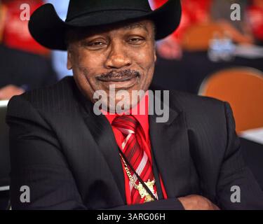 Boxer Smokin Joe Frazier starb nach einem Kampf mit Leberkrebs. Joseph William „Joe“ Frazier (* 12. Januar 1944 bis 7. November 2011) war ein ehemaliger Olympiasieger und unangefochtener Boxweltmeister im Schwergewicht, dessen Profikarriere von 1965 bis 1976 dauerte, mit einem kurzen Comeback 1981. Frazier besiegte Ali mit Punkten in dem mit Spannung erwarteten Kampf des Jahrhunderts. Die International Boxing Research Organization (IBRO) zählt Frazier zu den zehn größten Schwergewichten aller Zeiten. IM BILD: 12. Februar 2010 - Temecula, Kalifornien, USA - der ehemalige Schwergewichtweltmeister JOE FRAZIER freut sich auf eine Krähe Stockfoto