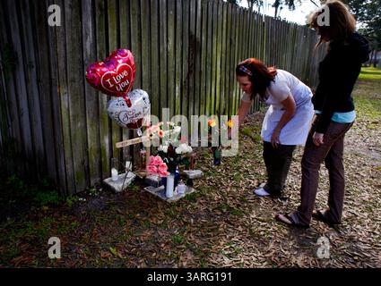Februar 2010 - Tampa, Florida, USA - KERI WIGINTON | Times. TP 318551 WIGI aracich 1 (02/15/2010 Tampa) Hillary Reed, 20, links, und Stephanie Swanson, 20, besuchen Sie das Denkmal für die 19-jährige Alyssa Aracich am Montag, den 15. Februar 2010. Aracich wurde Freitagabend bei einem Amoklauf im Nordwesten von Hillsborough getötet. "Sie ist so nah an unserem Alter", sagte Reed, die die Blumen aus ihrem eigenen Valentinstag-Blumenstrauß mitbrachte. "Es ist wirklich traurig, jemanden so jung zu verlieren." Andre R. Watkins, 53 Jahre alt, wird ohne Kaution im Gefängnis Falkenburg Road festgehalten, da er wegen Mordes ersten Grades angeklagt wird Stockfoto