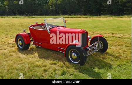 Classic Red 1932 Ford Coupe Custom Hot Rod isoliert auf Gras. Stockfoto