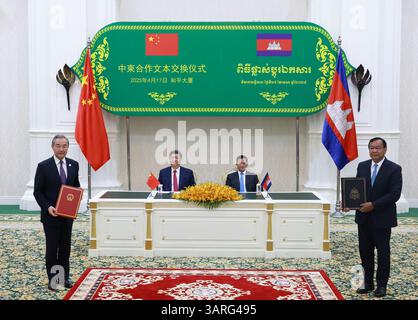 Phnom Penh, Kambodscha. April 2025. Der chinesische Präsident Xi Jinping und der kambodschanische Premierminister Hun Manet werden nach ihren Gesprächen am 17. April 2025 in Phnom Penh, Kambodscha, gemeinsam Zeugen des Austauschs bilateraler Kooperationsdokumente. XI führte am Donnerstag Gespräche mit dem kambodschanischen Premierminister Hun Manet im Friedenspalast in Phnom Penh. Quelle: Wang Ye/Xinhua/Alamy Live News Stockfoto