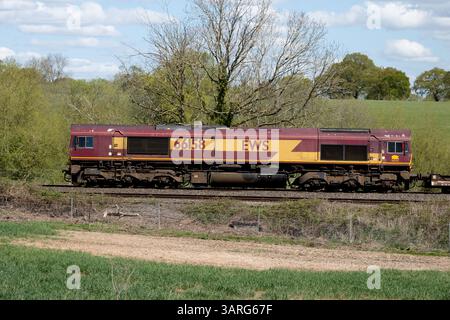 EWS-Diesellokomotive der Baureihe 66 Nr. 66158 zieht einen freightliner-Zug, Warwickshire, Großbritannien Stockfoto