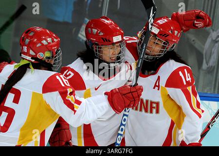 Februar 2010 - Vancouver, British Columbia, Kanada - VANCOUVER, Kanada: 14. FEBRUAR 2010 -- Fengling Jin (Mitte) feiert das einzige Tor des Teams mit seinen Teamkollegen Rui Ma (links) und Rui Sun (rechts) während der dritten Periode des Olympischen Eishockeyspiels der Frauen bei den Olympischen Winterspielen 2010 in Vancouver, 14. Februar 2010. Die USA besiegten China mit 12:1. (Foto: Larry Wong/Canwest News Service) CNS-OLY-WHKY (Foto: © CanWest/ZUMApress.com) Stockfoto