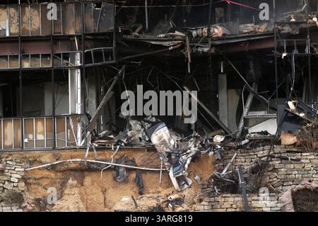 18. Februar 2010 - Austin, Texas, USA - der Pilot eines Flugzeugs, das in einen Büroblock in Austin, Texas, abgestürzt ist, hinterließ eine Nachricht, in der er seine Wut über die Steuerbehörden des Bundes zum Ausdruck brachte, sagt die Polizei. Die Polizei verbindet den offensichtlichen Selbstmordattentext, den sie online hinterlassen hat, mit Joseph Andrew Stack, dem Mann, der als Pilot benannt wurde. In der Notiz wurde die interne Steuerbehörde kritisiert, die innerhalb des Büroblocks ansässig ist, und erklärt: "Gewalt ist die einzige Antwort. Die Feuerwehr sucht weiterhin nach einer Person, die noch nicht erfasst ist. (Bild: © Peter Silva/ZUMA Press) Stockfoto