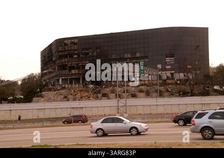 18. Februar 2010 - Austin, Texas, USA - der Pilot eines Flugzeugs, das in einen Büroblock in Austin, Texas, abgestürzt ist, hinterließ eine Nachricht, in der er seine Wut über die Steuerbehörden des Bundes zum Ausdruck brachte, sagt die Polizei. Die Polizei verbindet den offensichtlichen Selbstmordattentext, den sie online hinterlassen hat, mit Joseph Andrew Stack, dem Mann, der als Pilot benannt wurde. In der Notiz wurde die interne Steuerbehörde kritisiert, die innerhalb des Büroblocks ansässig ist, und erklärt: "Gewalt ist die einzige Antwort. Die Feuerwehr sucht weiterhin nach einer Person, die noch nicht erfasst ist. (Bild: © Peter Silva/ZUMA Press) Stockfoto