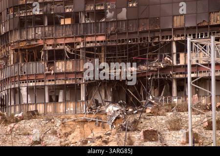 18. Februar 2010 - Austin, Texas, USA - der Pilot eines Flugzeugs, das in einen Büroblock in Austin, Texas, abgestürzt ist, hinterließ eine Nachricht, in der er seine Wut über die Steuerbehörden des Bundes zum Ausdruck brachte, sagt die Polizei. Die Polizei verbindet den offensichtlichen Selbstmordattentext, den sie online hinterlassen hat, mit Joseph Andrew Stack, dem Mann, der als Pilot benannt wurde. In der Notiz wurde die interne Steuerbehörde kritisiert, die innerhalb des Büroblocks ansässig ist, und erklärt: "Gewalt ist die einzige Antwort. Die Feuerwehr sucht weiterhin nach einer Person, die noch nicht erfasst ist. (Bild: © Peter Silva/ZUMA Press) Stockfoto